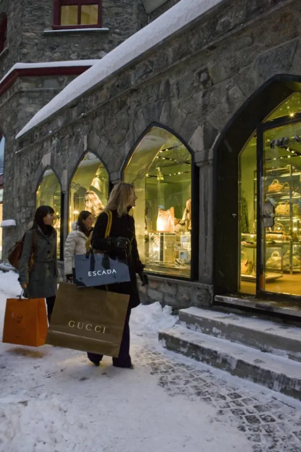 Zahlreiche Luxus-Boutiquen und Juweliere laden zum Einkaufsbummel in St. Moritz ein.