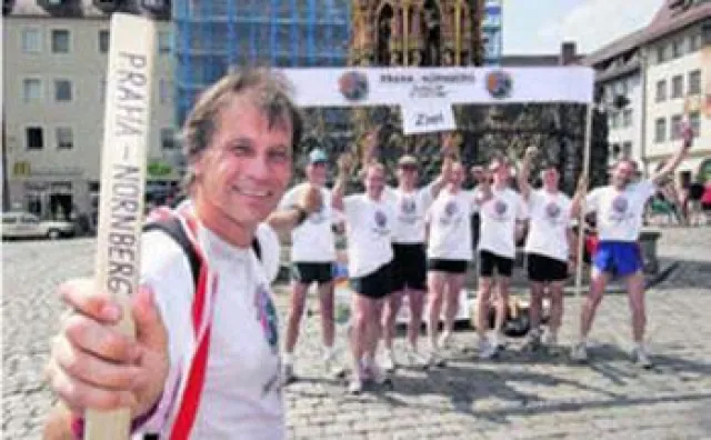 Bild: "Via Carolina Lauf" verbindet die Partnerstädte Prag und Nürnberg mit einem Nonstop-Staffellauf
