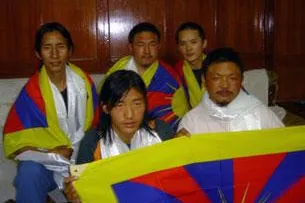 Fünf Mönche, die wegen einer Protestaktion in Labrang von der Polizei gesucht wurden, in Sicherheit in Indien Bild: Fünf Mönche, die wegen einer Protestaktion in Labrang von der Polizei gesucht wurden, in Sicherheit in Indien