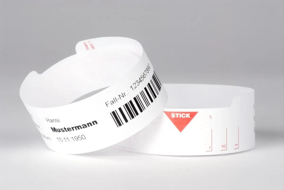 Im Regensburger Caritas-Krankenhaus St. Josef erhalten Patienten zur Sicherheit ein Patientenarmband von Mediaform.