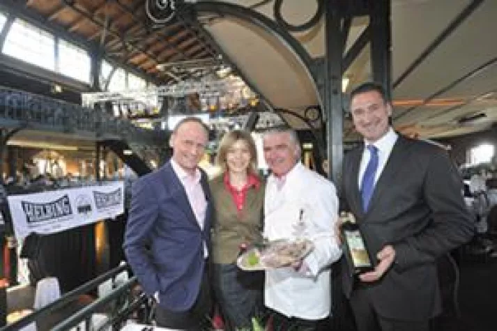 Bild: 1.300 Hamburger feiern das 6. HELBING-Matjes-Schlemmerfest