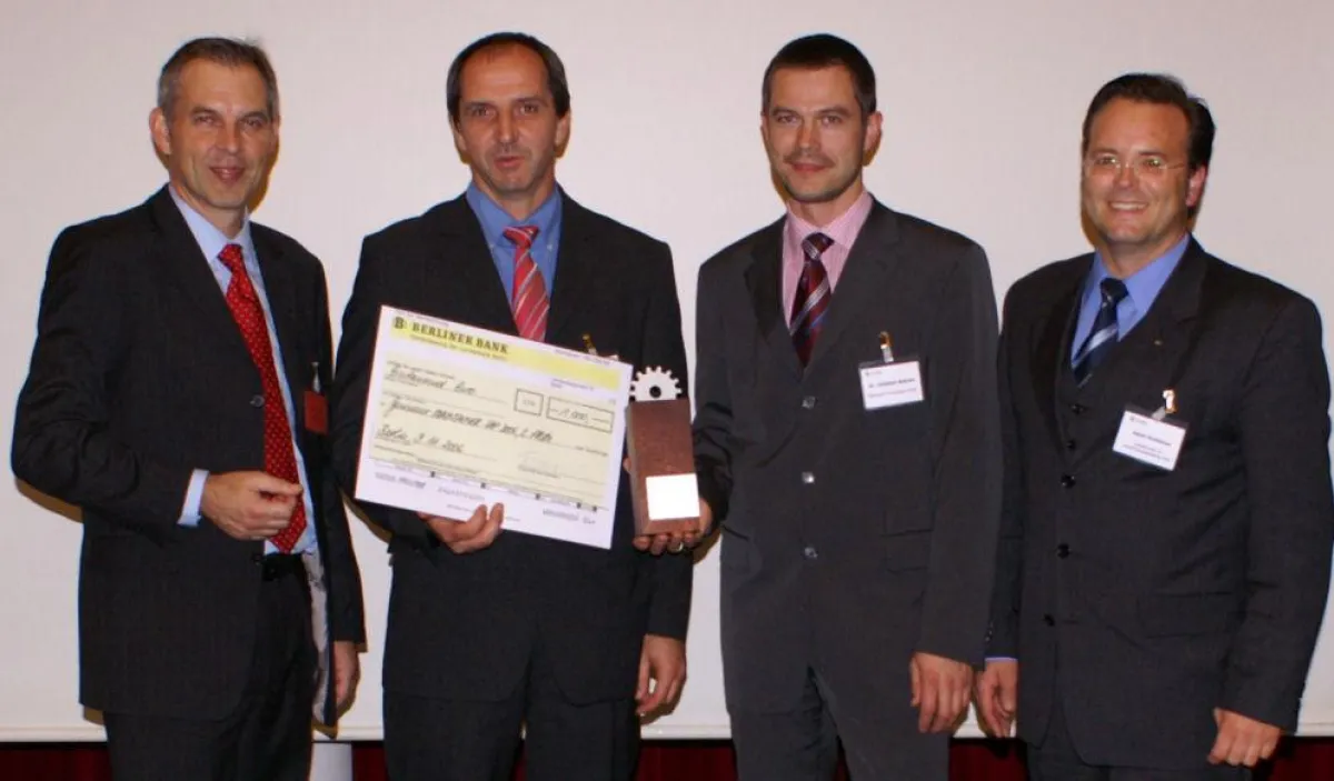 T. Cook, T. Rauch, Dr. C. Behnke - Rheinpapier, R. Breinbauer - GAB mbH ( v. l.) Übergabe des \