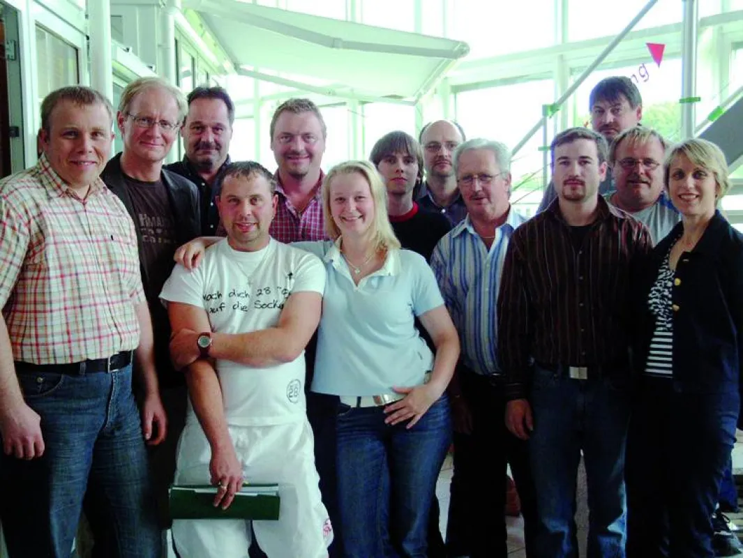 Geschäftsführerin und Firmeninhaberin Gudrun Waldemer (ganz rechts) und Moderator Markus Pühringer (2. von links) und das Sachs-Kreativteam
