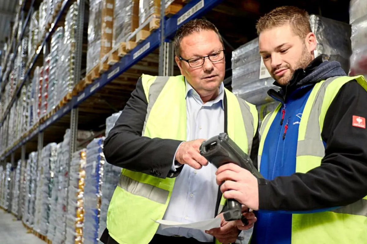 Studenten der Fachrichtung „Digitale Logistik“ durchlaufen Geschäftsbereiche von B+S. (Foto: B+S)