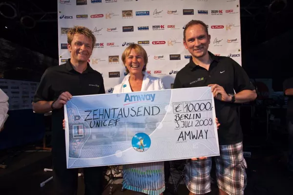 Amway Berater spenden 10.000 Euro an UNICEF beim Berliner Firmenlauf Bild: Amway Berater spenden 10.000 Euro an UNICEF beim Berliner Firmenlauf