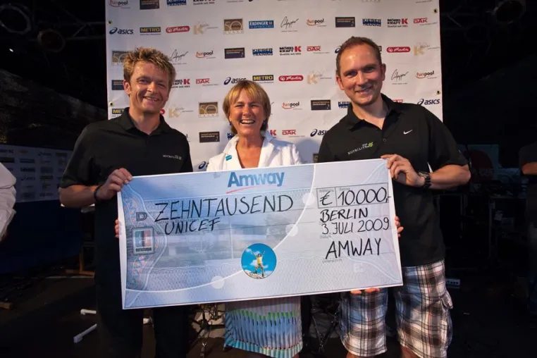 Bild: Amway Berater spenden 10.000 Euro an UNICEF beim Berliner Firmenlauf