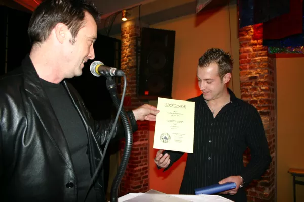 Bild: Staatlich geprüfte Techniker und Betriebwirte von der Rheinischen Akademie feiern ihre Abschlussprüfung: Doppel-Qualifikation bietet gute Job-Chancen