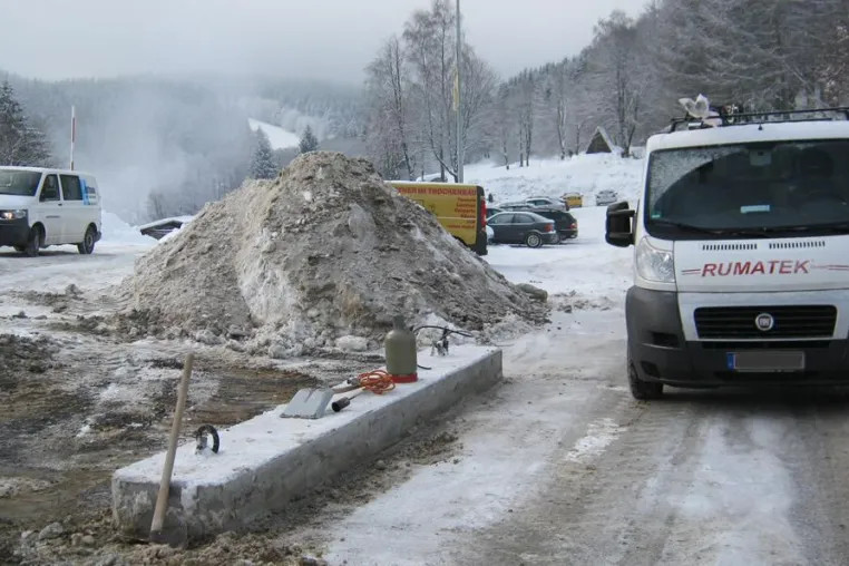 Bild: Rumatek stellt Schrankenanlage für Moeppis Skihütte in Winterberg fristgerecht fertig