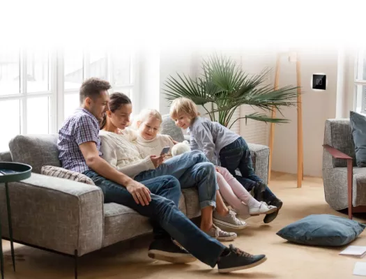 Bild: „Alexa, schalte das Wohnzimmerlicht ein“