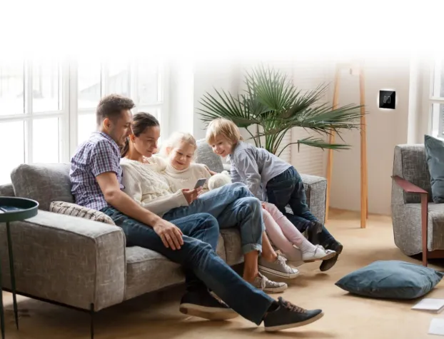 Bild: „Alexa, schalte das Wohnzimmerlicht ein“