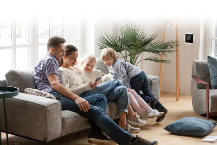 Bild: „Alexa, schalte das Wohnzimmerlicht ein“