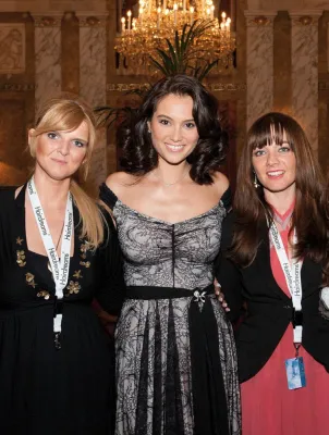 Bild: HairdreamsCenter-Friseurinnen stylen Emma Willis & Co für Lifeball