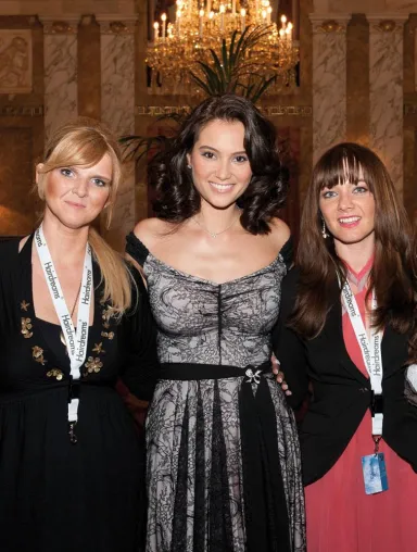 Bild: HairdreamsCenter-Friseurinnen stylen Emma Willis & Co für Lifeball