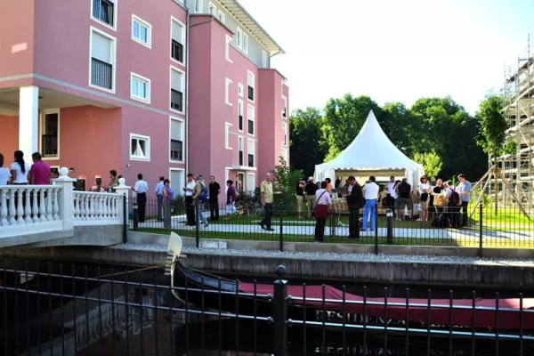 Bild: Baustellenfest in der „Residenza Veneziana“: nicht nur die Sonne strahlte