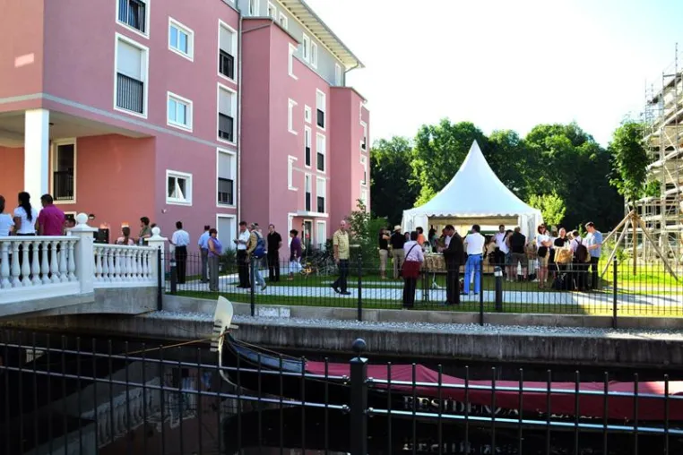 Bild: Baustellenfest in der „Residenza Veneziana“: nicht nur die Sonne strahlte