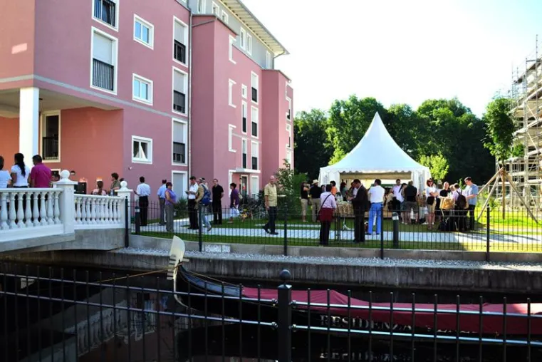 Baustellenfest in der „Residenza Veneziana“: nicht nur die Sonne strahlte Bild: Baustellenfest in der „Residenza Veneziana“: nicht nur die Sonne strahlte