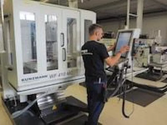 Bild: KUNZMANN liefert Fräsmaschinen für erfolgreiches Ausbildungszentrum von Feinwerktechnik hago