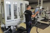 Bild: KUNZMANN liefert Fräsmaschinen für erfolgreiches Ausbildungszentrum von Feinwerktechnik hago