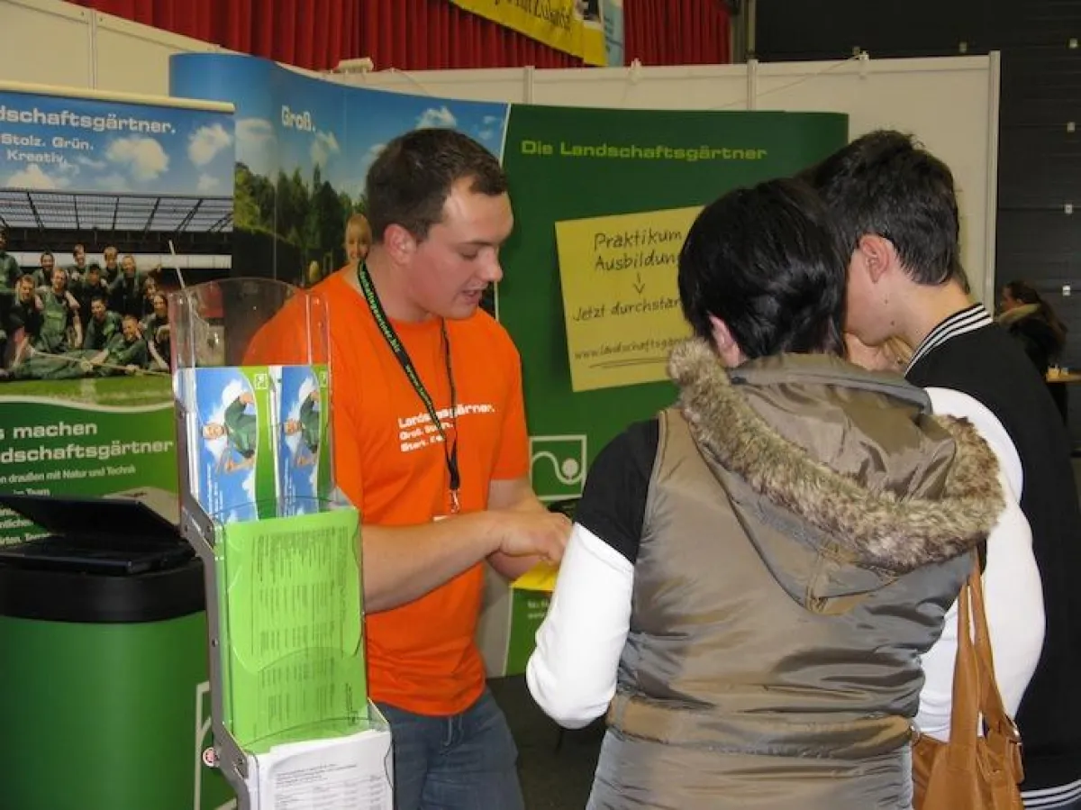 Azubi Marius Montag erklärt Interessierten das Berufsbild des Landschaftsgärtners (Foto: S. Rahm)