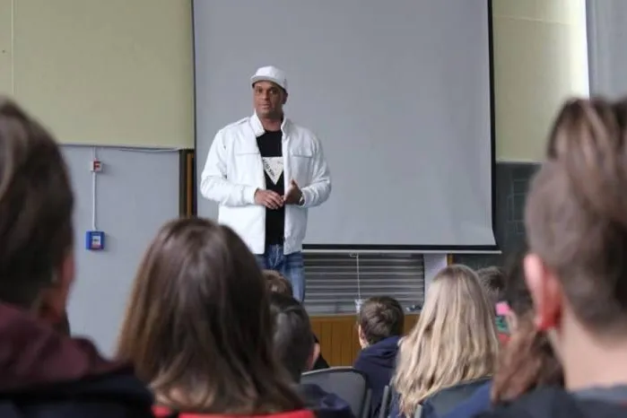 IGS Immanuel in Bückeburg begrüßt neuen Schulpaten „2schneidig“ Bild: IGS Immanuel in Bückeburg begrüßt neuen Schulpaten „2schneidig“
