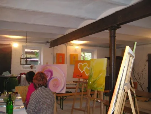 Bild: Alle guten Sinne sind drei: Kunststüberl lädt zur Vernissage mit Autorenlesung und Weinprobe