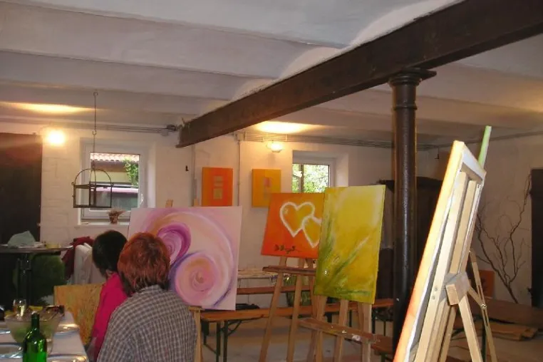 Alle guten Sinne sind drei: Kunststüberl lädt zur Vernissage mit Autorenlesung und Weinprobe Bild: Alle guten Sinne sind drei: Kunststüberl lädt zur Vernissage mit Autorenlesung und Weinprobe