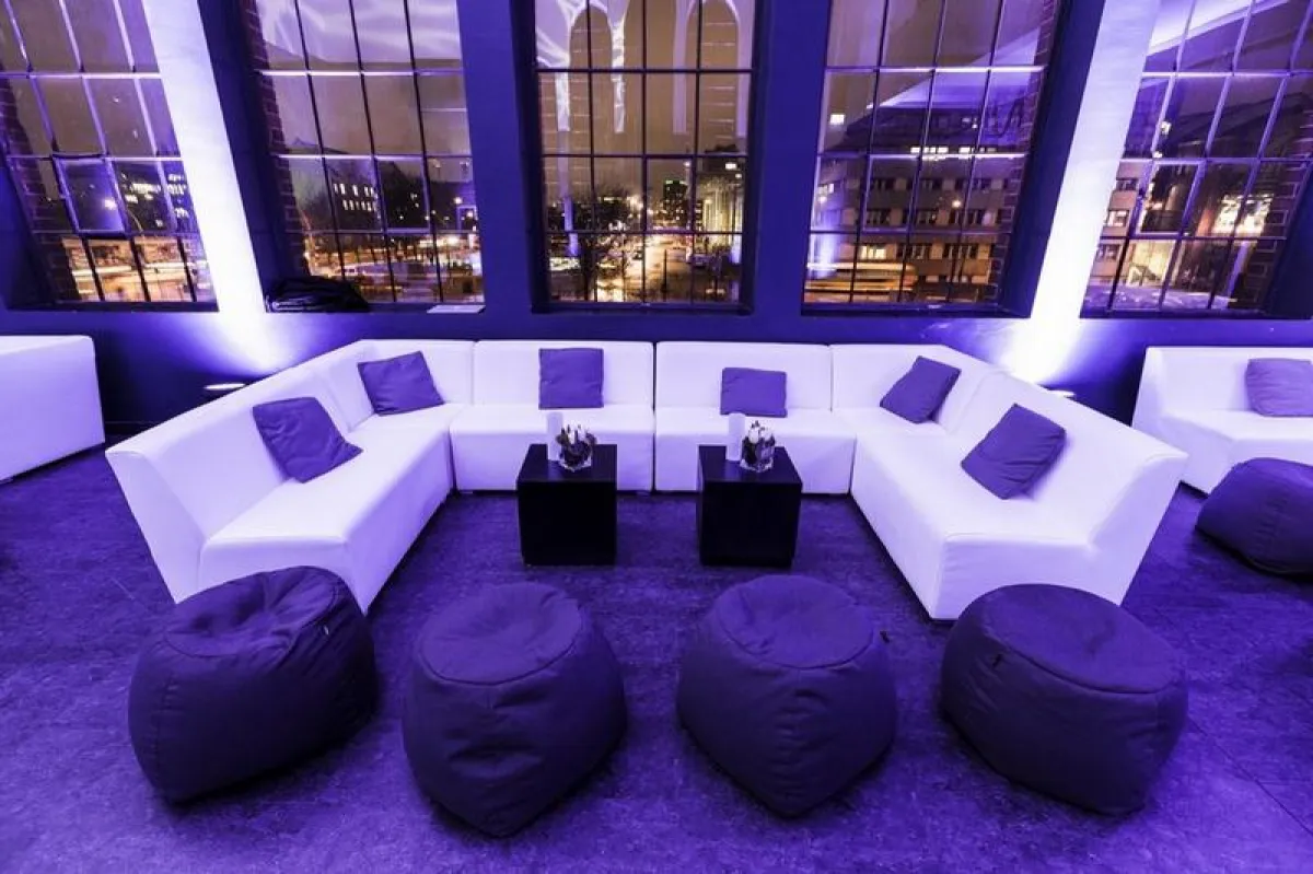 Den Blick auf die Spree von einer Designerlounge aus genießen