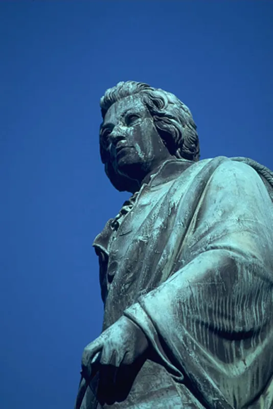 Das Mozartdenkmal am Mozartplatz in Salzburg ©TOURISMUS SALZBURG GmbH
