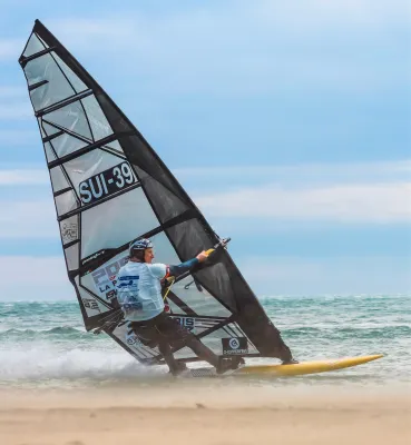 Bild: Mission 50/50: Schweizer Speed-Windsurfer Jan Gyger will mit 50 Jahren die 50-Knoten-Marke knacken
