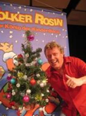 Bild: Volker Rosin schmückt den Disco-Weihnachtsbaum von Rabenstark.de