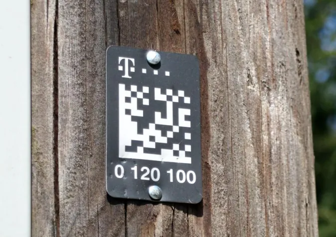 Bild: Kennzeichnung von Telefonmasten mit Metalphoto-Label