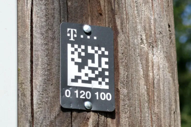 Bild: Kennzeichnung von Telefonmasten mit Metalphoto-Label