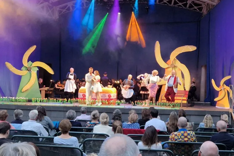 Der Vetter aus Dingsda - das deutschsprachige Opereretten-Feuerwerk auf der Bühne im Palmengarten Frankfurt Bild: Der Vetter aus Dingsda - das deutschsprachige Opereretten-Feuerwerk auf der Bühne im Palmengarten Frankfurt