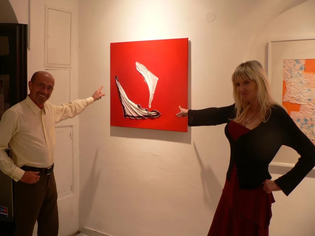 v.l.: Der Künstler Michael Ludwig Hofbauer und Galeristin Mag. Corinna Steiner vor einem Ausstellungsbild