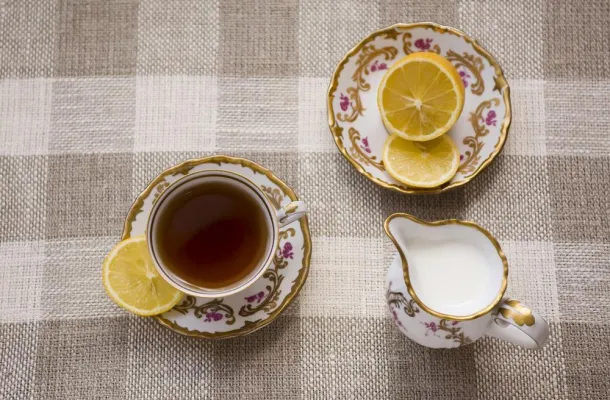 Bild: Der Expertentipp im Januar - Wieso gibt man Milch in schwarzen Tee - und verträgt sich diese mit Zitrone?