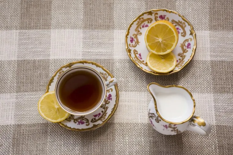 Der Expertentipp im Januar - Wieso gibt man Milch in schwarzen Tee - und verträgt sich diese mit Zitrone? Bild: Der Expertentipp im Januar - Wieso gibt man Milch in schwarzen Tee - und verträgt sich diese mit Zitrone?