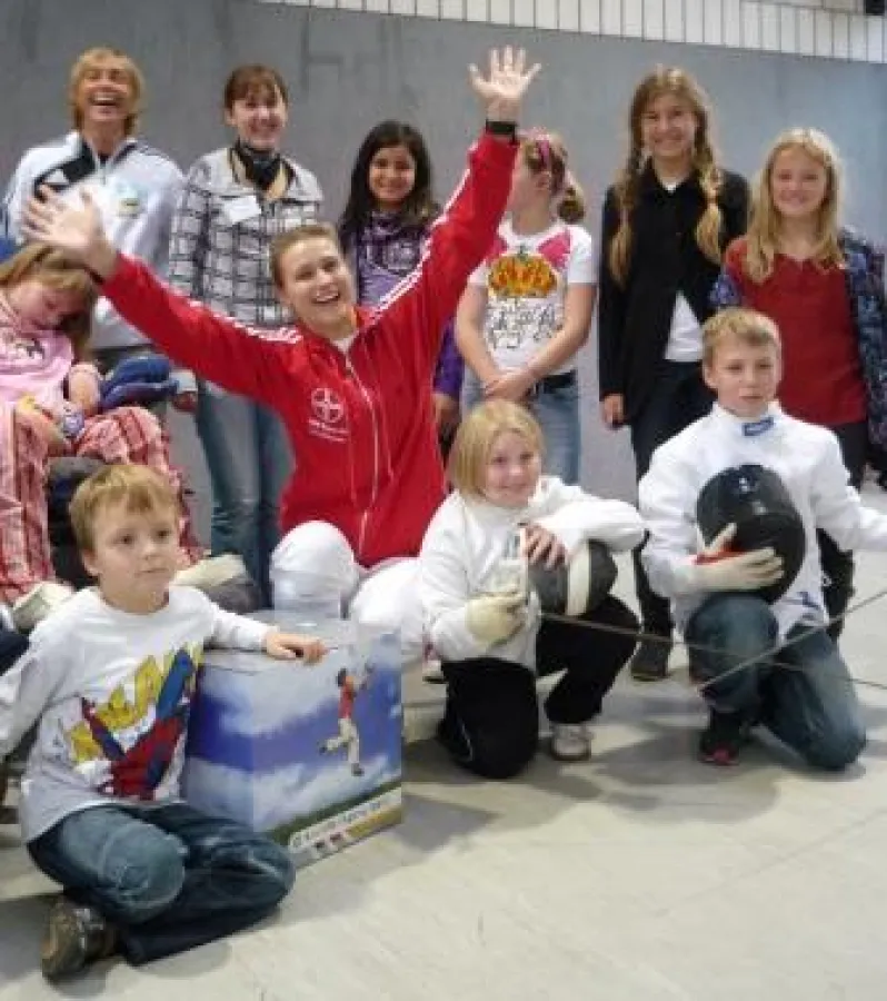 Britta Heidemann, Fecht-Olympiasiegerin (Bildmitte) und Sandra Minnert, DFB-Botschafterin der Frauen-WM 2011 (oben links) schenkten Essener und Mülheimer Kinder des Mentorenprogramms von Big Brothers