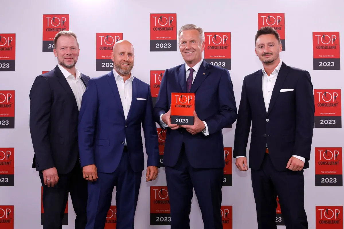 Ausgezeichnete Stimmung: Das MEYHEADHUNTER Team ist zum 2. Mal TOP Consultant 2023 (© KD Busch / compamedia)