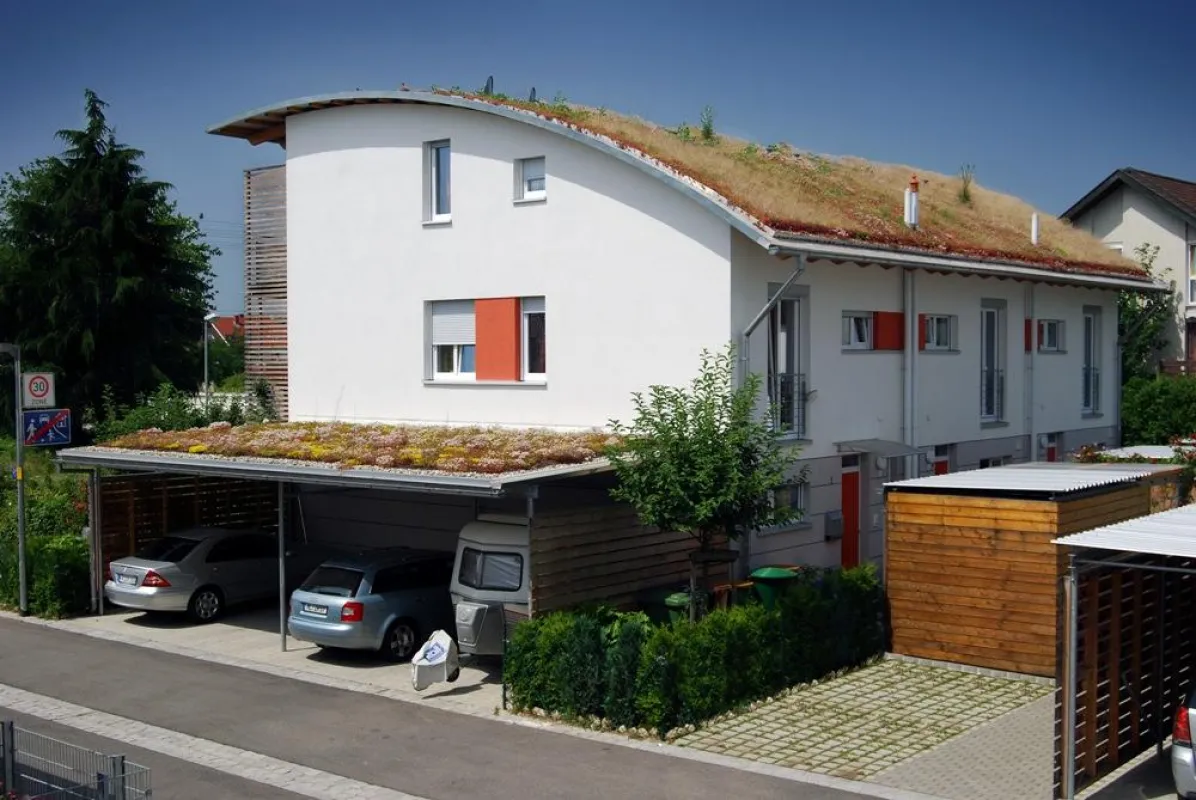 Durch eine Dach- und Fassadenbegrünung erhält das Haus einen verbesserten Wärme- und Schallschutz. Bild: tdx/FBB