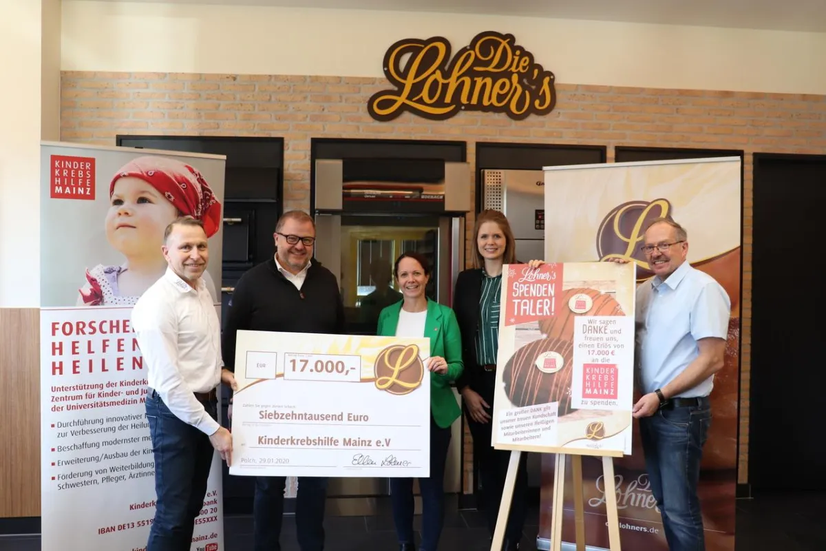 Die Geschäftsführung von Die Lohner's bei der Spendenübergabe an die Kinderkrebshilfe Mainz
