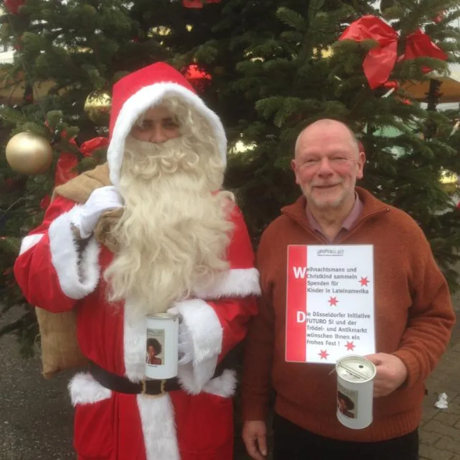 Weihnachtsmann und FUTURO SI-Mitarbeiter sammeln Spenden auf dem Trödelmarkt