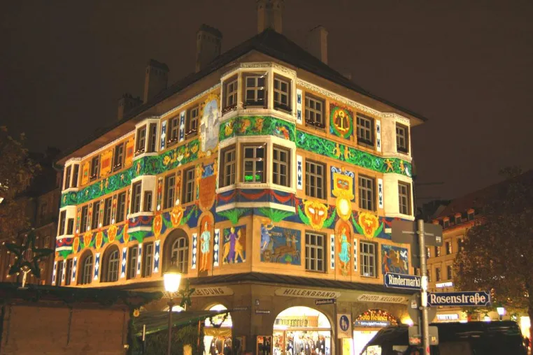 Bild: Münchner „LichtG’schichten” - Künstlerische Lichtinszenierung von DESEO am Ruffini-Haus, München