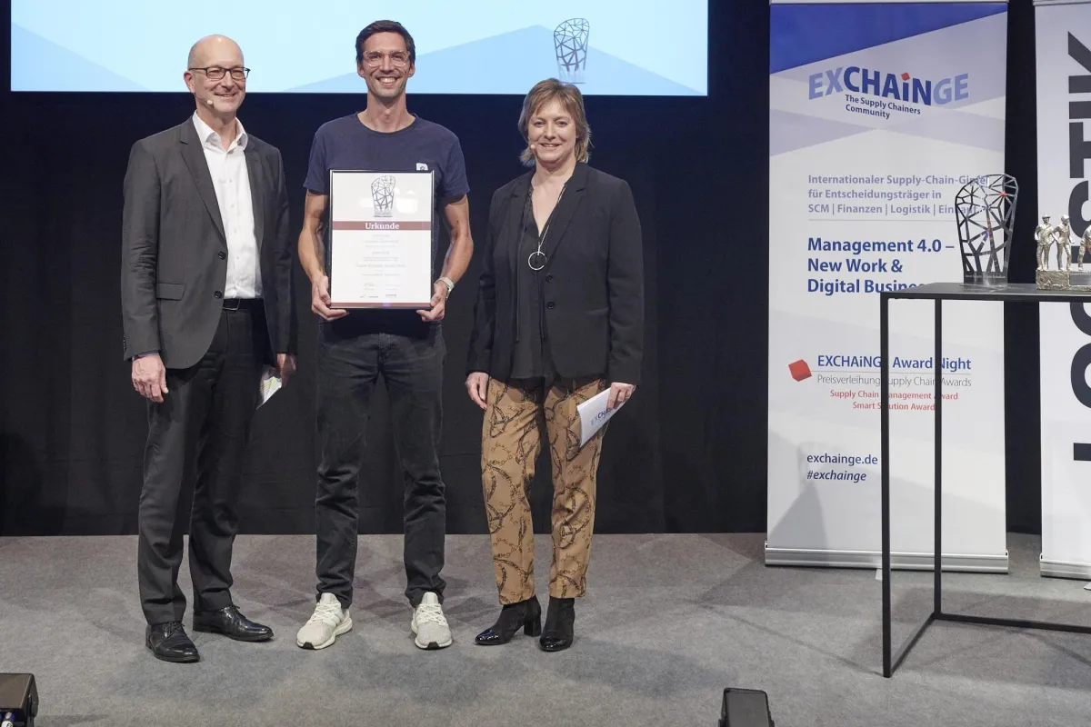 parcelLab CEO & Mit-Gründer Tobias Buxhoidt (Mitte) nimmt den Preis in Empfang