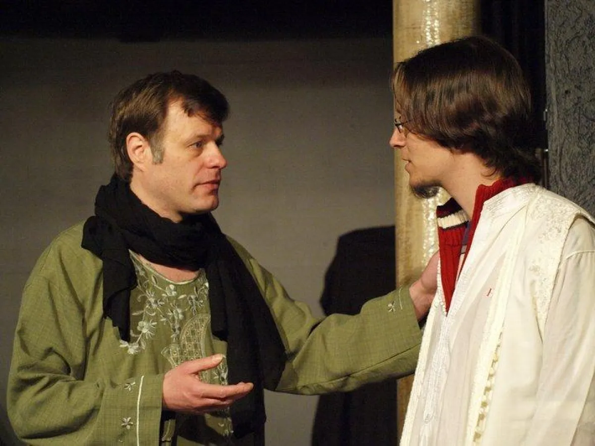 Nathan (Michael Vökl) mit dem jungen Tempelherrn (Julian Wich)