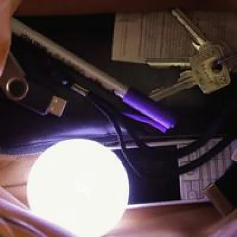 Bild: Es werde Licht - Innovative 'Taschenlampe bringt Licht ins Dunkel der Handtasche'