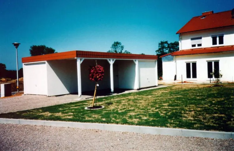 Bild: Wandlungsfähige Lösung mit Zusatznutzen: Garage und Carport im Doppelpack