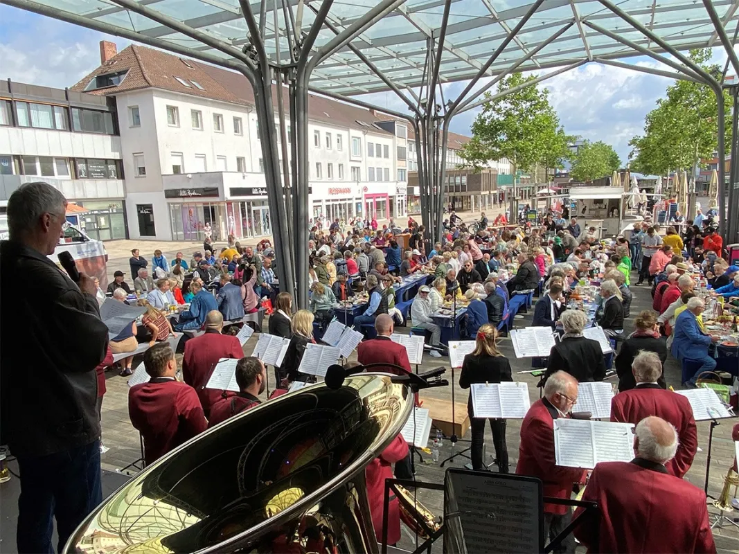 Stadtwerke Orchester Wolfsburg auf dem Hugo-Bork-Platz 2023 (© WMG Wolfsburg)
