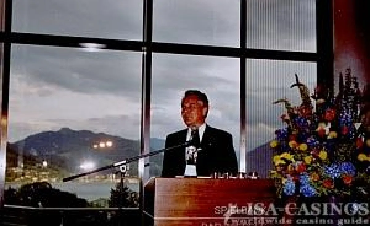 Der bayerischen Finanzminister Prof. Dr. Kurt Falthauser in der Spielbank Bad Wiessee