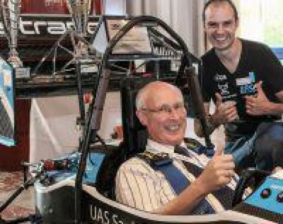 Startklar für die FED-Konferenz: Prof. Rainer Thüringer, FED, im Elektro-Boliden und Patrick Berninghaus vom BRS Motorsport e. V.