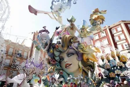 Bild: Valencia in Fallas: Spanischschüler erleben eine Woche voller Fiestas, Feuerwerke und Churros